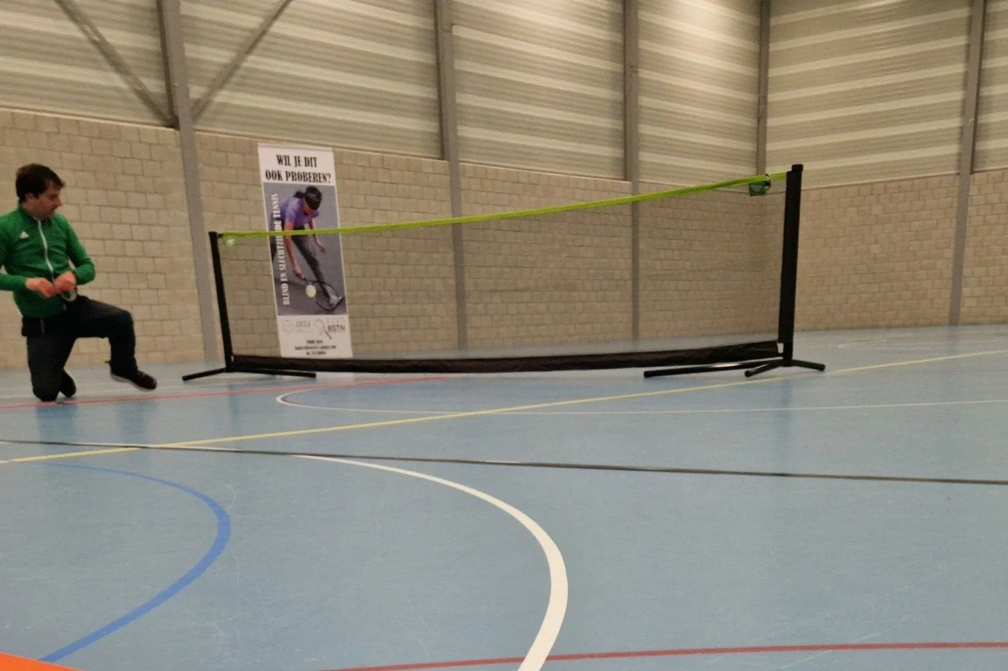 Aangepast net voor B1-spelers opgezet in een sporthal. 