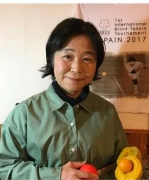 Portret Ayako Matsui  met op de achtergrond een banner van de eerste internationale blinden toernooi Spanje 2017.