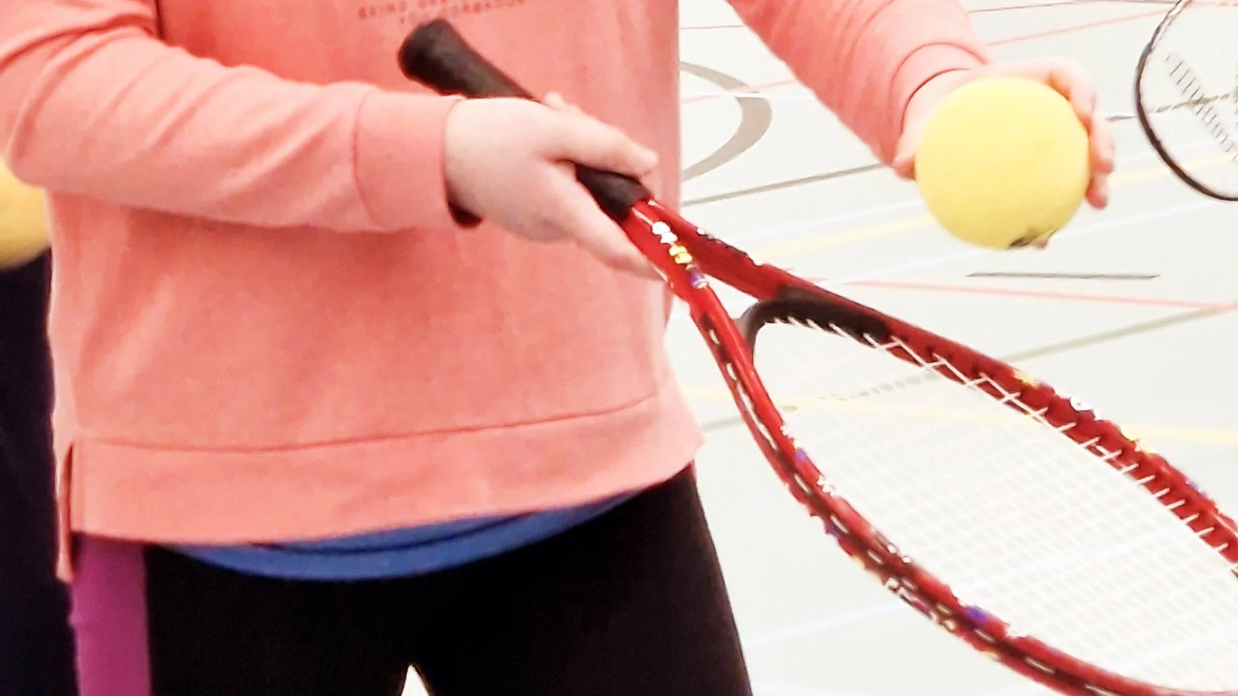 Tennisser serveert de bal onderhands. 