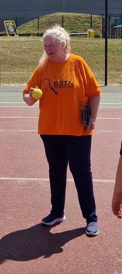 Fanny met een bal in haar hand en een t-shirt van de BSTN op de tennisbaan.