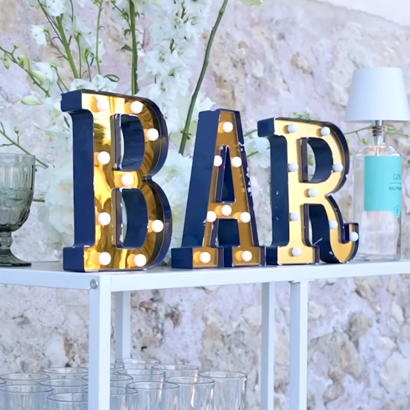 ✨✨ With an elegant and refined design, every detail of our mobile bar is crafted to provide a chic and welcoming atmosphere 💛💛