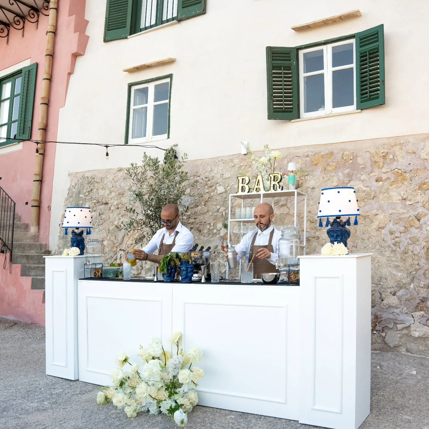 ✨With an elegant and refined design, every detail of our mobile bar is crafted to provide a chic and welcoming atmosphere.💛

#sposi
#sposami 
#sicilianweddingplanner 
#sicilia 
#coctails 
#cateringbar 
#testedimoro 
#white