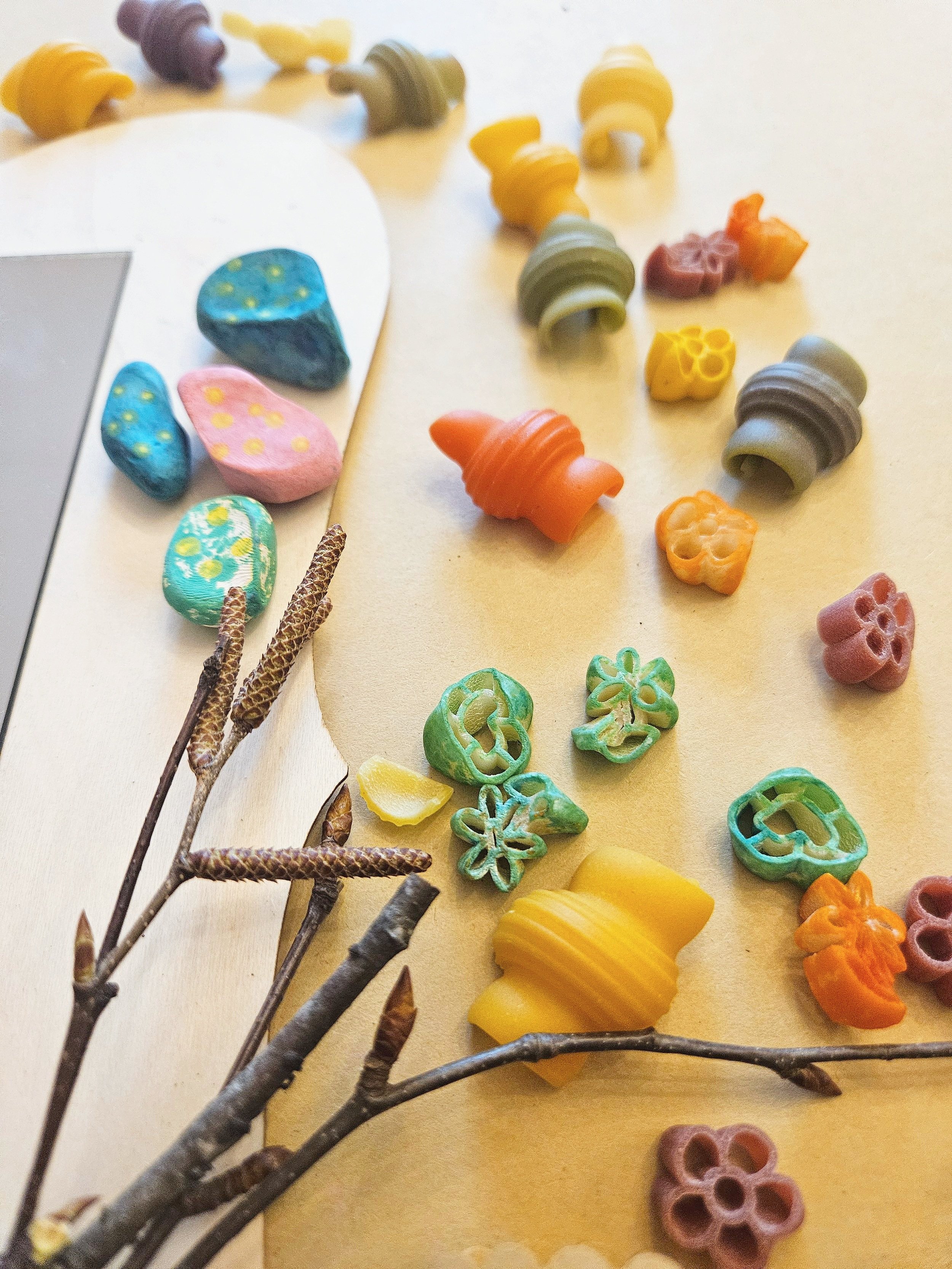 Kids Art craft Kit composed with sustainable and natural materials to DIY mirror frame