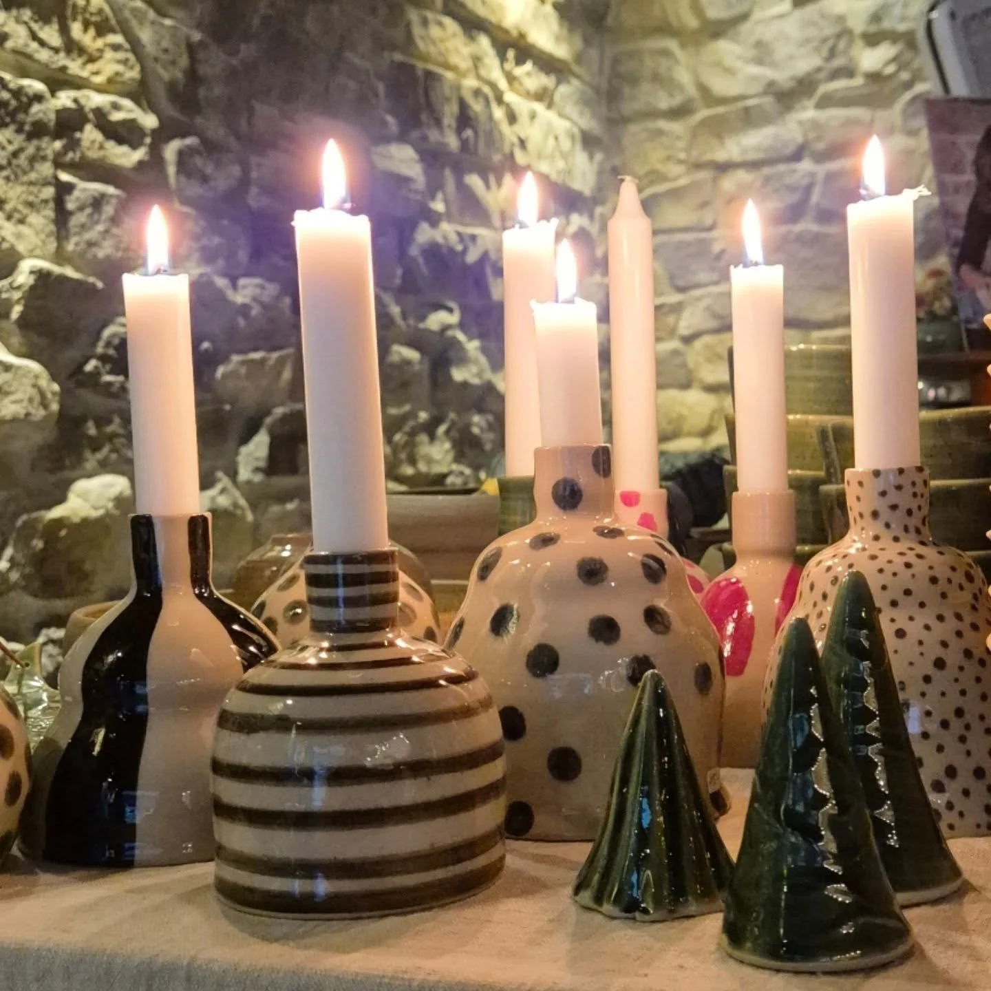 Varmt v&auml;lkomna till min keramikbutik och verkstad p&aring; g&aring;rdsmys den 20/11 mellan klockan 16-20.

Tomteverkstan &auml;r i full g&aring;ng och jag kan utlova att h&auml;r kommer finnas en massa fina tips p&aring; h&aring;rda klappar att 