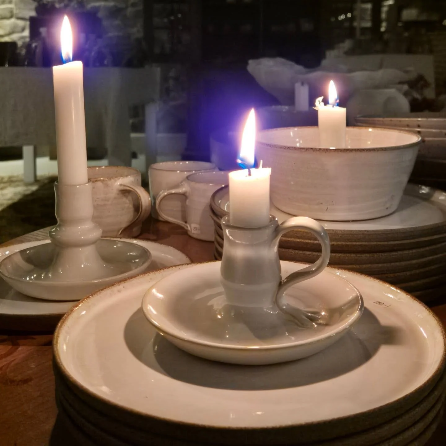 Nu n&auml;rmar det sig....
P&aring; torsdag mellan 16-20 s&aring; &auml;r det d&aring; allts&aring; &auml;ntligen dags f&ouml;r @gardsmys 🎄✨️ ❤️ 

Jag forts&auml;tter dreja p&aring; s&aring; att ytterligare nyheter hinner komma ut i butiken. Jag har