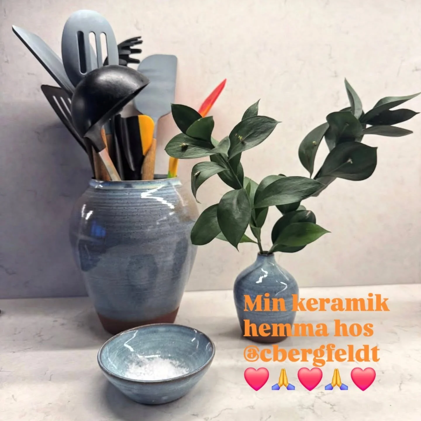 Satte fikat i halsen n&auml;r jag &ouml;ppnade instagram i eftermiddags...
Nya och otroligt fina foton p&aring; min keramik i @cbergfeldt vackra k&ouml;k. M&aring;ll&ouml;s!
Stort tack Carina f&ouml;r att du tittade in i min butik i h&ouml;stas🙏❤️


