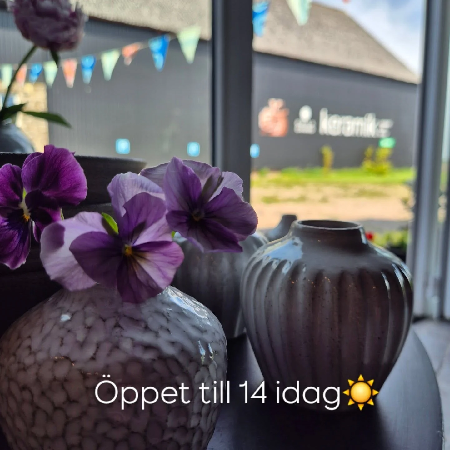 Keramik, blommor och sol❤️
Fin dag idag och jag har &ouml;ppet fram till 14.

Varmt v&auml;lkomna!☀️😊

#keramikbutik 
#keramiker 
#visitvarberg 
#stengodslera