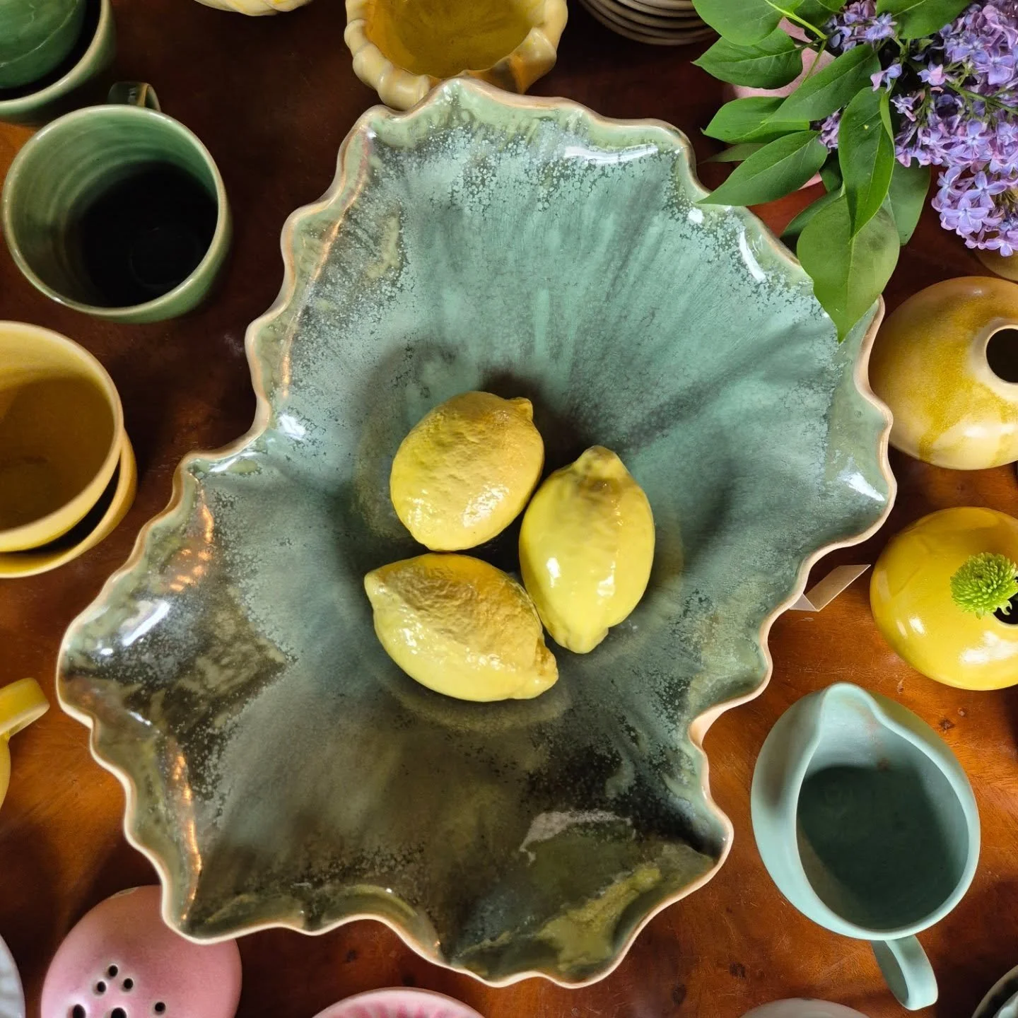 Fyllt p&aring; med lite nytt💚🩷💛

&Ouml;ppet idag l&ouml;rdag fram till 14 och imorgon kommer Lena och h&aring;ller &ouml;ppet 12-16.

Ha en h&auml;rlig l&ouml;rdag🤗
Jessica

#keramiker
#keramikbutik 
#g&aring;rdsbutik 
#stengods