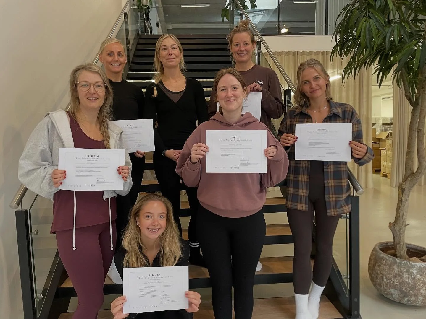 K&AElig;MPE tillykke 🤎
I l&oslash;rdags blev vores sk&oslash;nne reformerinstrukt&oslash;rer f&aelig;rdiguddannet. 

6 l&oslash;rdage med n&oslash;rderi, &oslash;velse og dyb forst&aring;else af reformertr&aelig;ning, og nu er de klar til at dele de