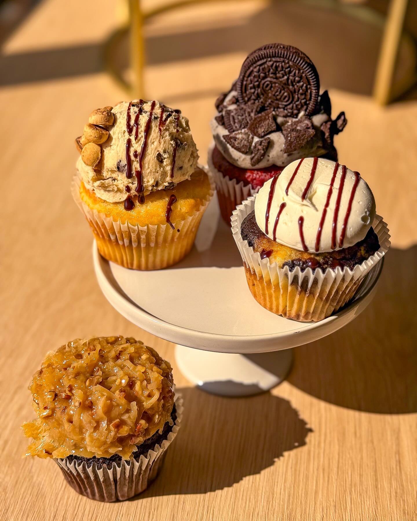 It&rsquo;s FriYAY! Which felt deserving of some good chocolate flavors today! 🧁

🍪Vanilla chocolate chip cake w/ cookie dough buttercream 
❤️Red velvet chocolate chip cake w/ oreo cream cheese and all the oreo toppings
🦓 Marble cake w/ vanilla but