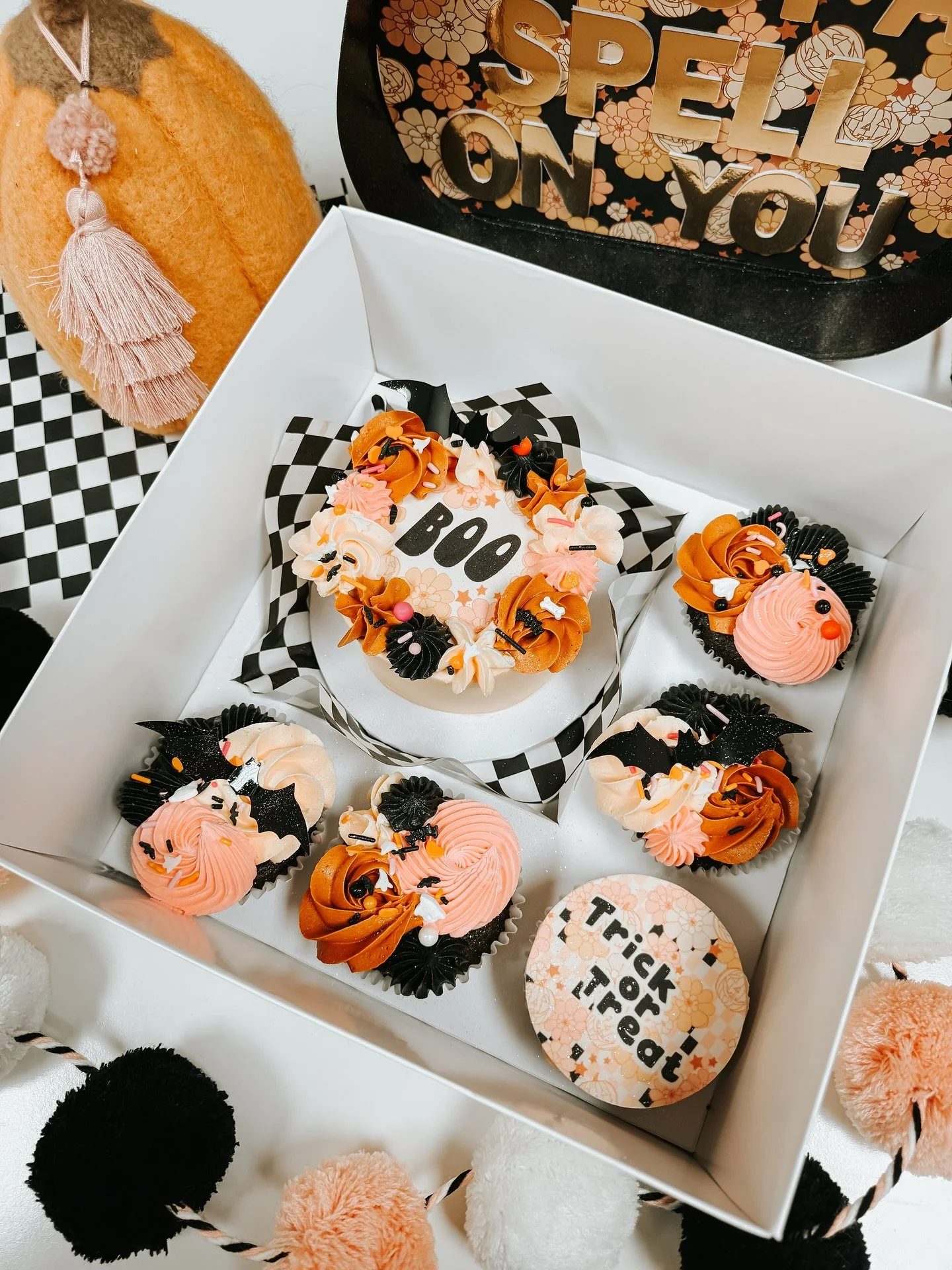 We&rsquo;re getting spooky 👻 
Pre-Order your BOO Box today! 🎃

Couturecakesofgreenville.com