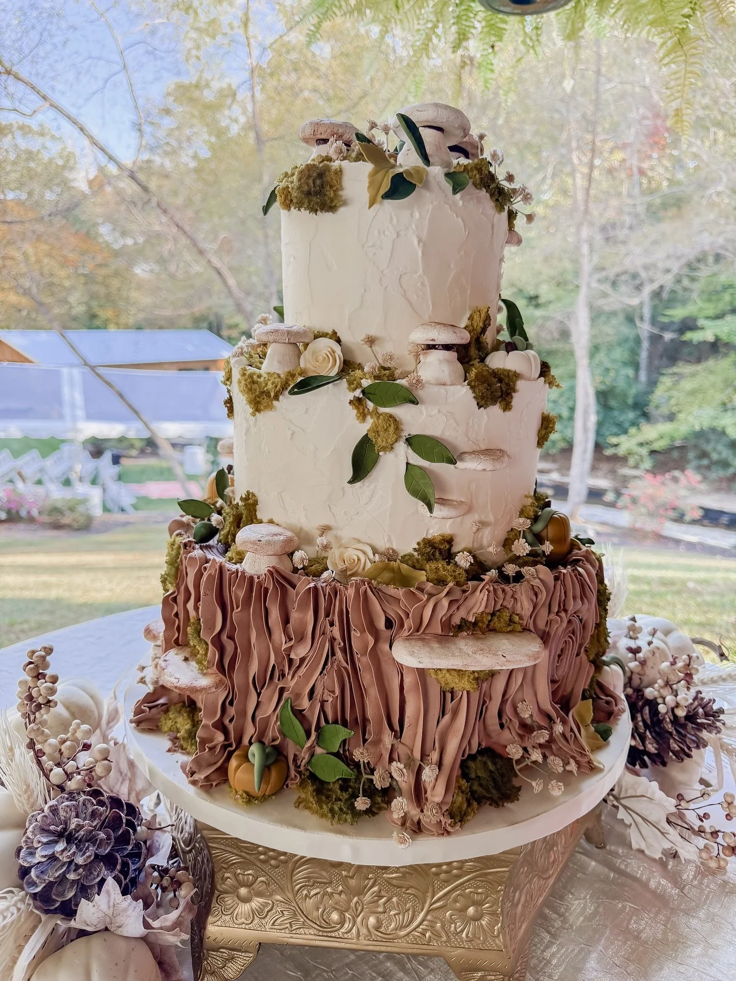 We love when couples get creative with their wedding cakes! This whimsical forest themed cake was one of our favorites this weekend! 🍄&zwj;🟫🌲
