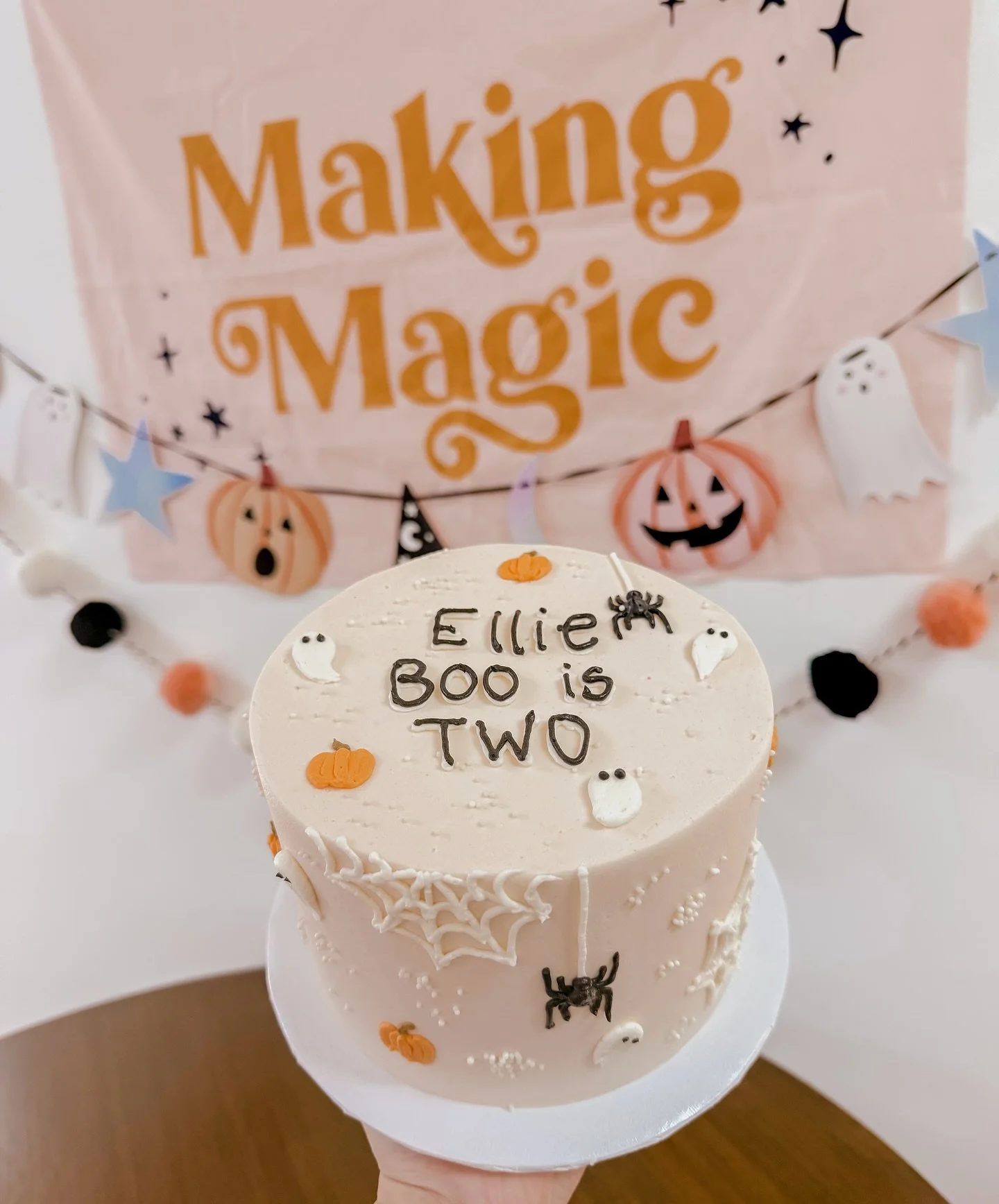 Bring on all the cutesy Halloween cakes 👻🎃💗