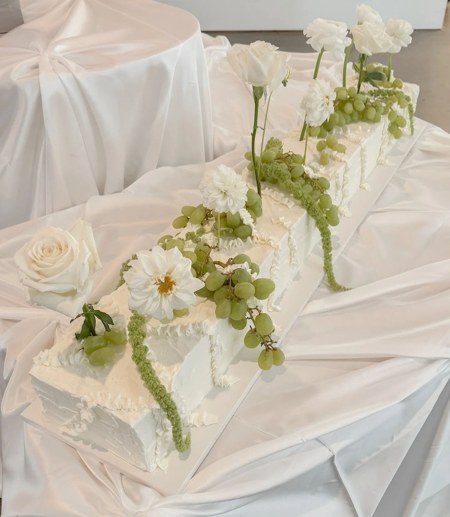 Loving this trend of one big long wedding cake 🎂🍇