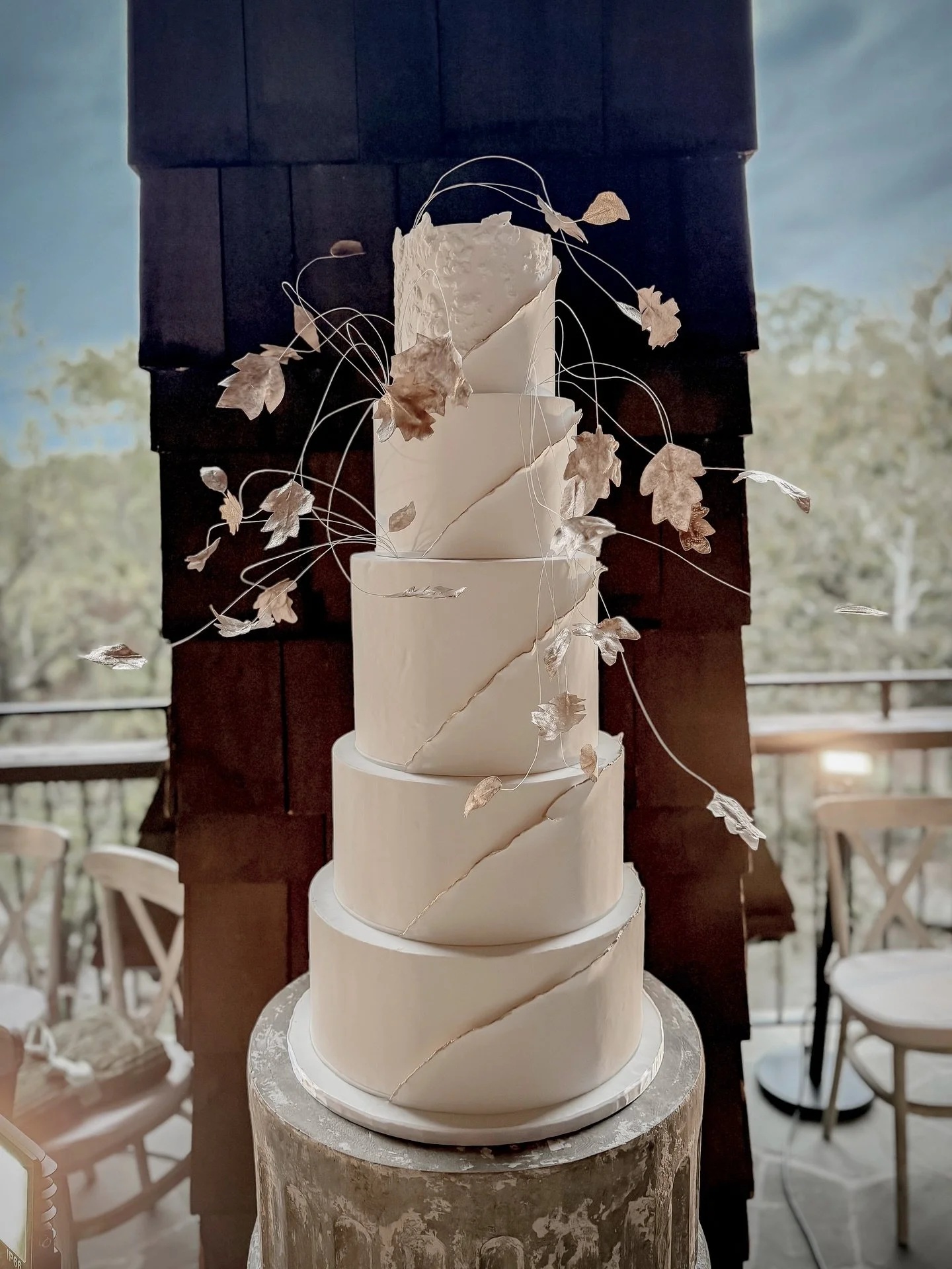 Talk about a statement cake! 🍂
Couldn&rsquo;t be more thrilled with how this vision of a cake came to life for the @avalaurennebride.sc fashion show this week at the @grandbohemianlodgegreenville ! It was such an honor to be a part of this amazing e