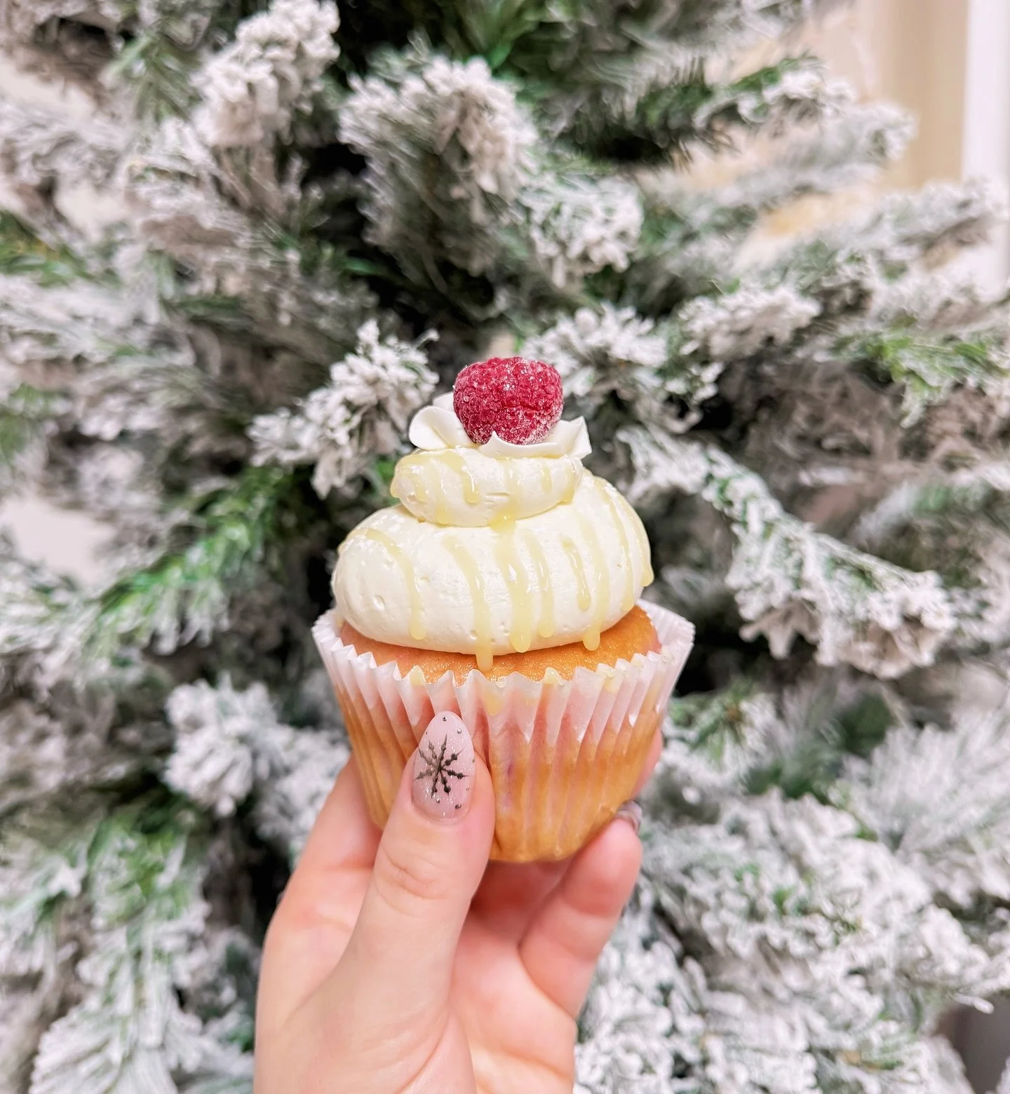 Flavor of the day! 
White chocolate Raspberry ❤️🍫🧁

A refreshing raspberry cake topped with white chocolate buttercream, white chocolate drizzle and a glittered raspberry!