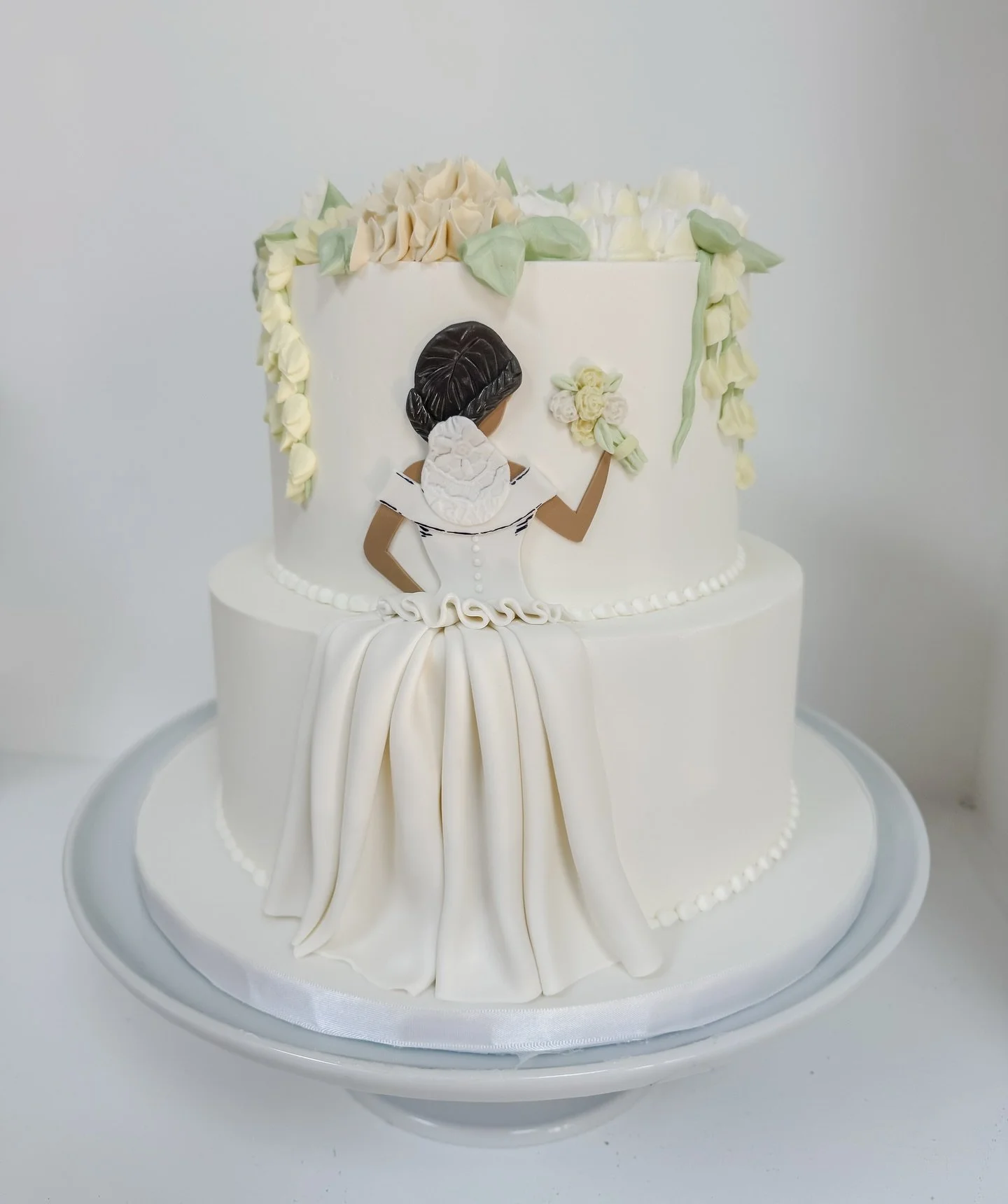 The most elegant Bridal shower cake 💐🤍