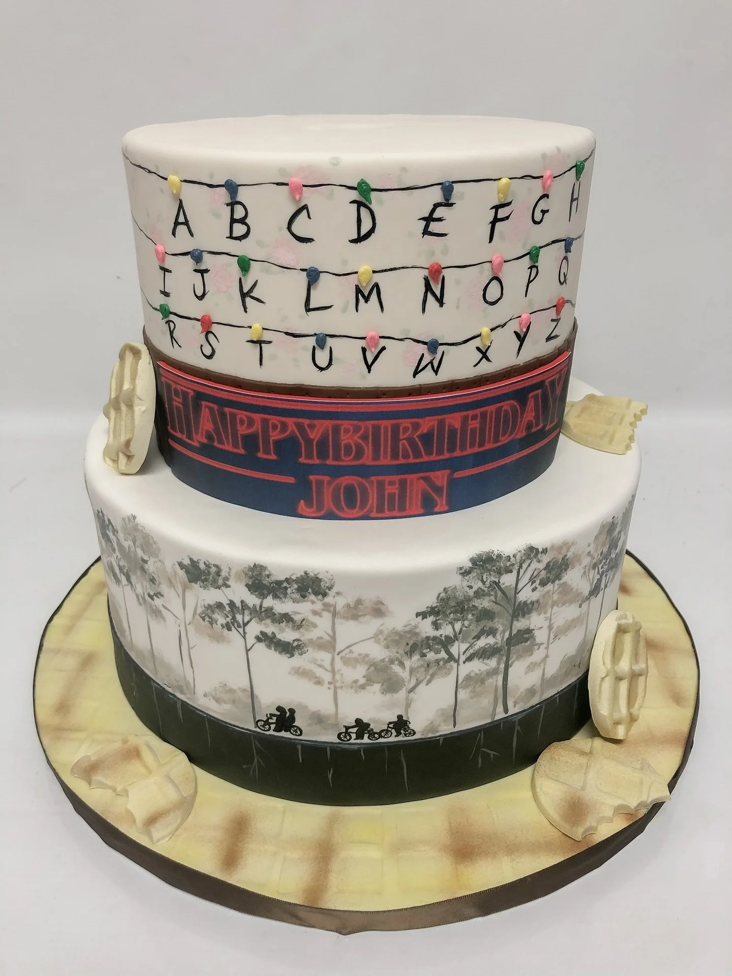 Anyone else just as sad about #strangerthings coming to an end? 💔 
Throwback to this fun ST themed cake from a few years ago!