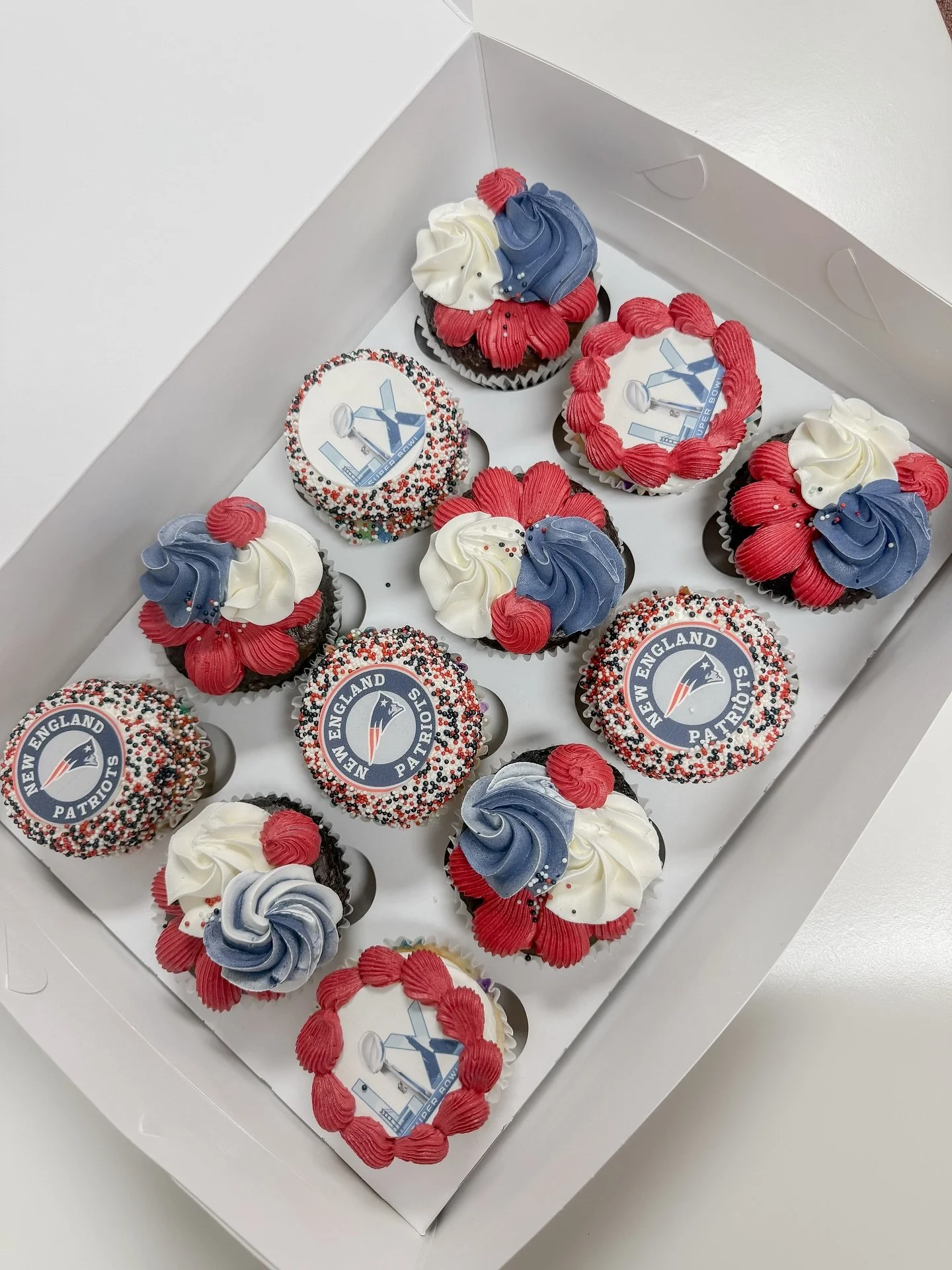 Be #superbowl ready this weekend with custom team cupcakes! Patriots 💙 Vs. Seahawks 💚 
Available now for preorder on our online store! 
Couturecakesofgreenville.com