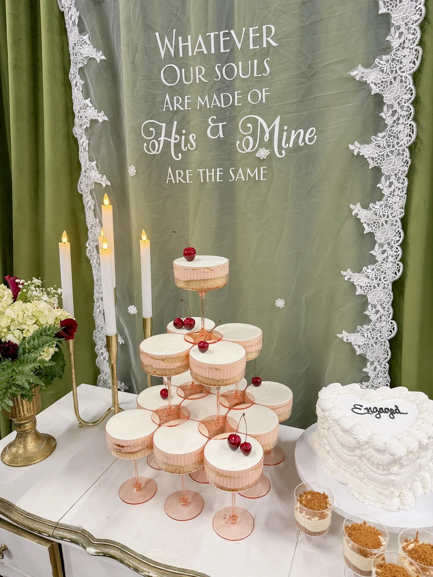 A closer look at the details from our booth at yesterday&rsquo;s wedding festival 📚💚🎂 

#periodromance #wedding #weddingcakes #cake #wutheringheights #prideandprejudice #janeaustenbooks #emilybront&euml; #books #weddinginspiration #weddingdesserts