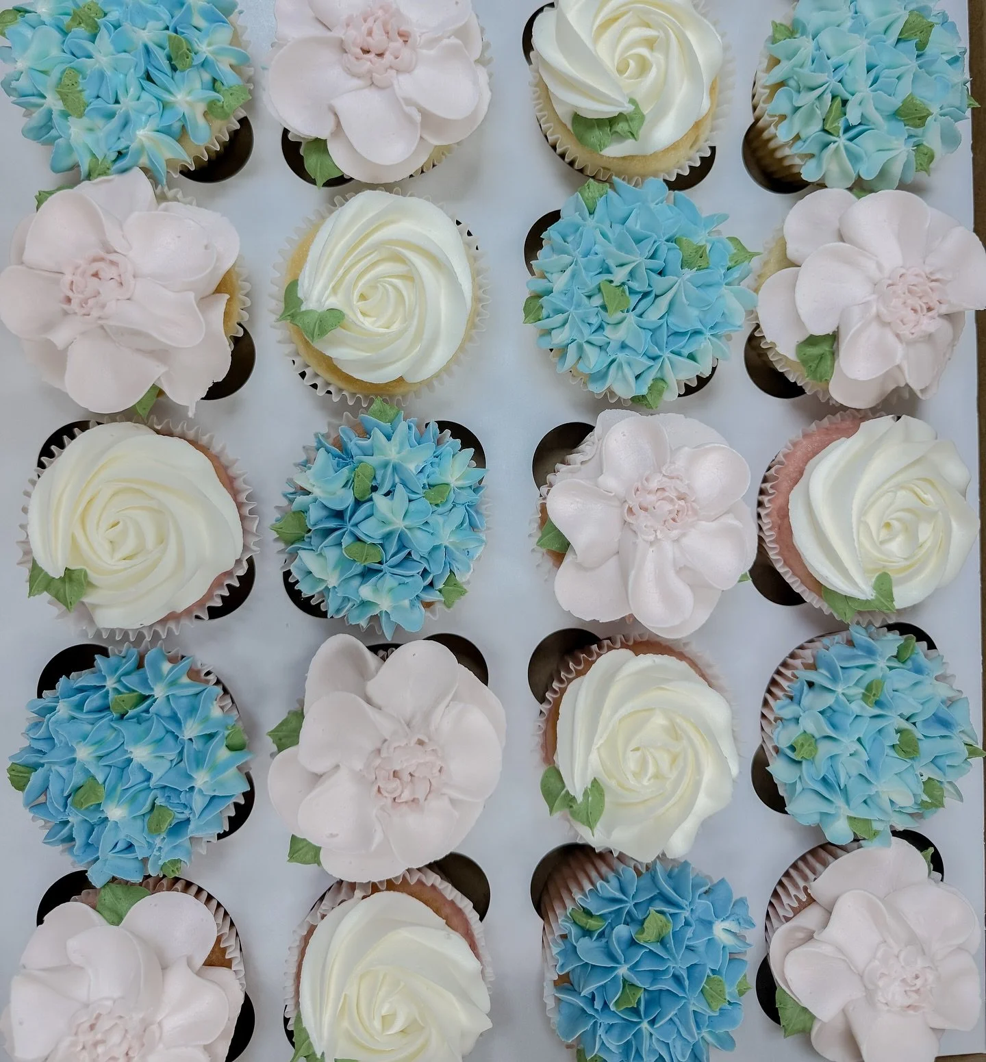 Stop and smell the &hellip; cupcakes 🧁🌸