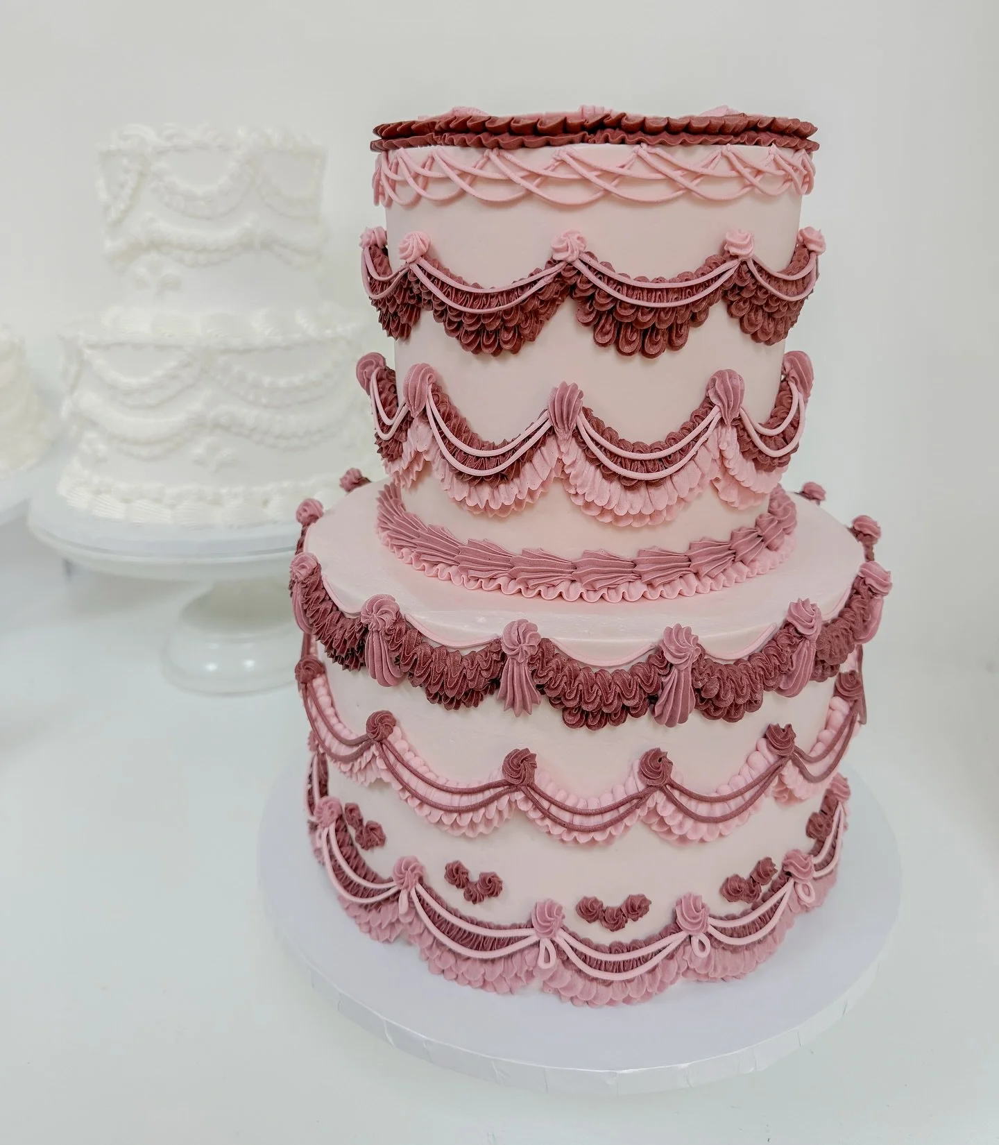 We hope Vintage cakes never go out of style 💗