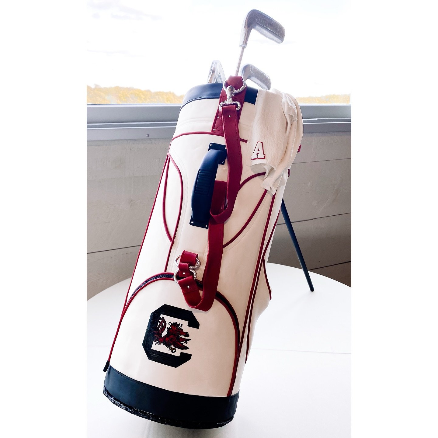 Throwing it back to this life size golf bag cake in honor of @themasters starting ⛳️

#golf #golfcake #onpar #partee #masters #groomscake #golfbag #gamecocknation #uscgamecocks #gamecocksgolf