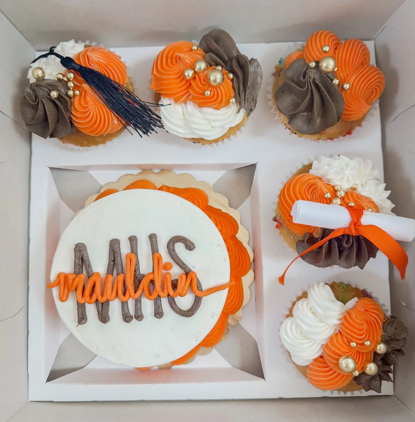 Treat your Graduate to something sweet 🎓🧁
Bento boxes available for preorder on our website now! Choose your school &amp; school colors! 

Couturecakesofgreenville.com