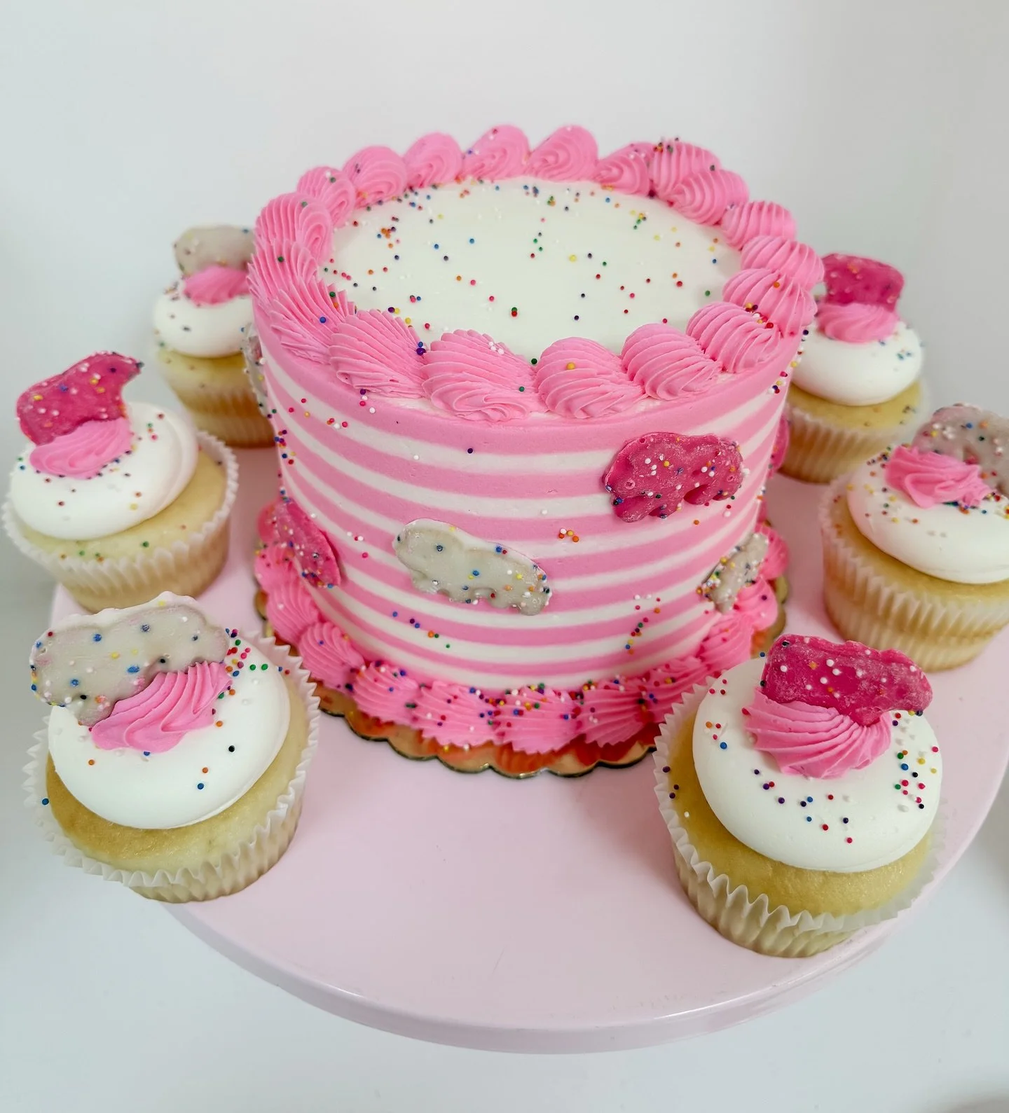 TGIF!! And we&rsquo;re partying 🥳 🎉🧁 
Come grab an animal cookie cupcake or even a whole cake so you can party this weekend too!
