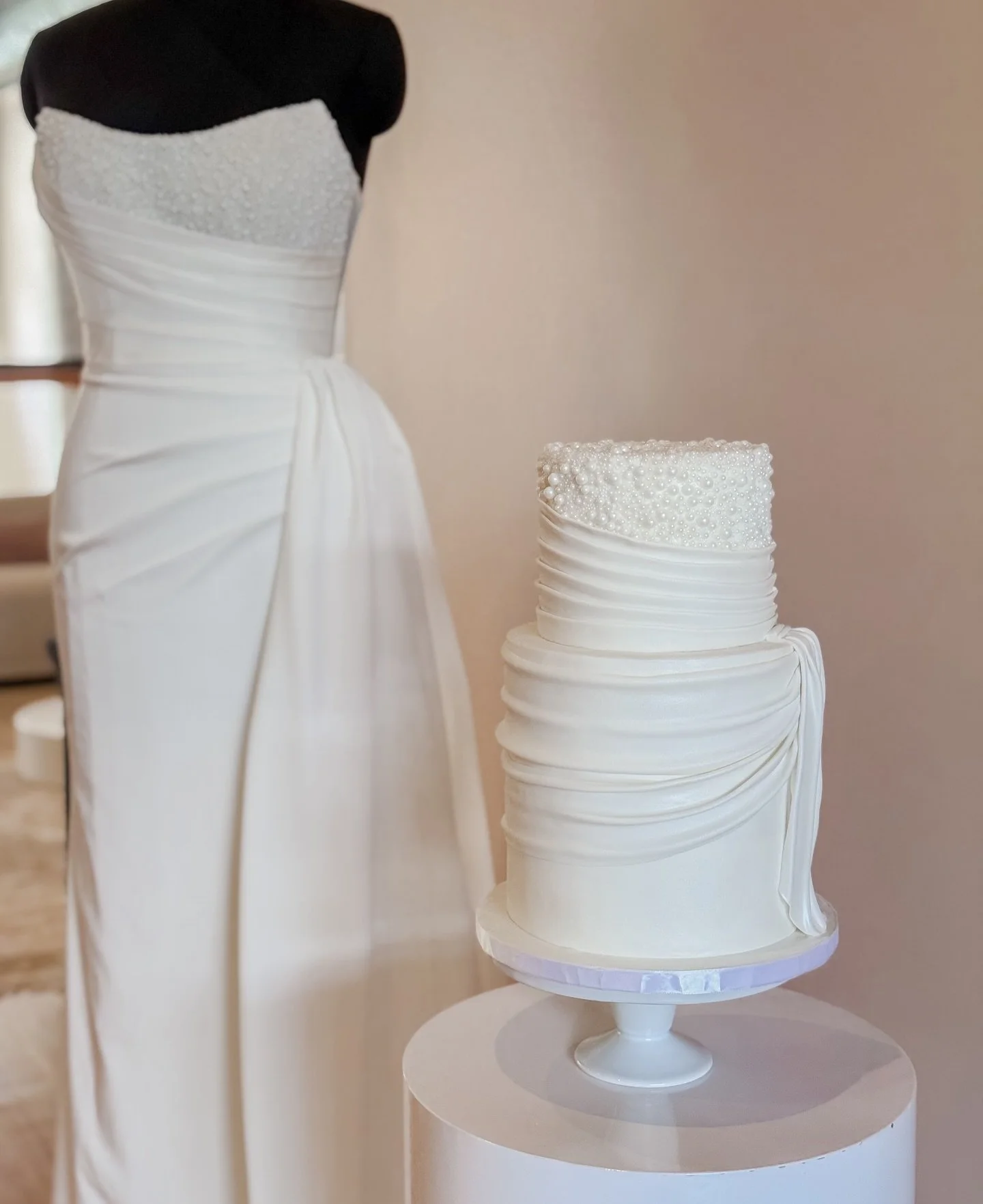 We love getting to match the cake to the brides dress! Especially when they&rsquo;re beautiful dresses from @thebridalloftgvl ✨