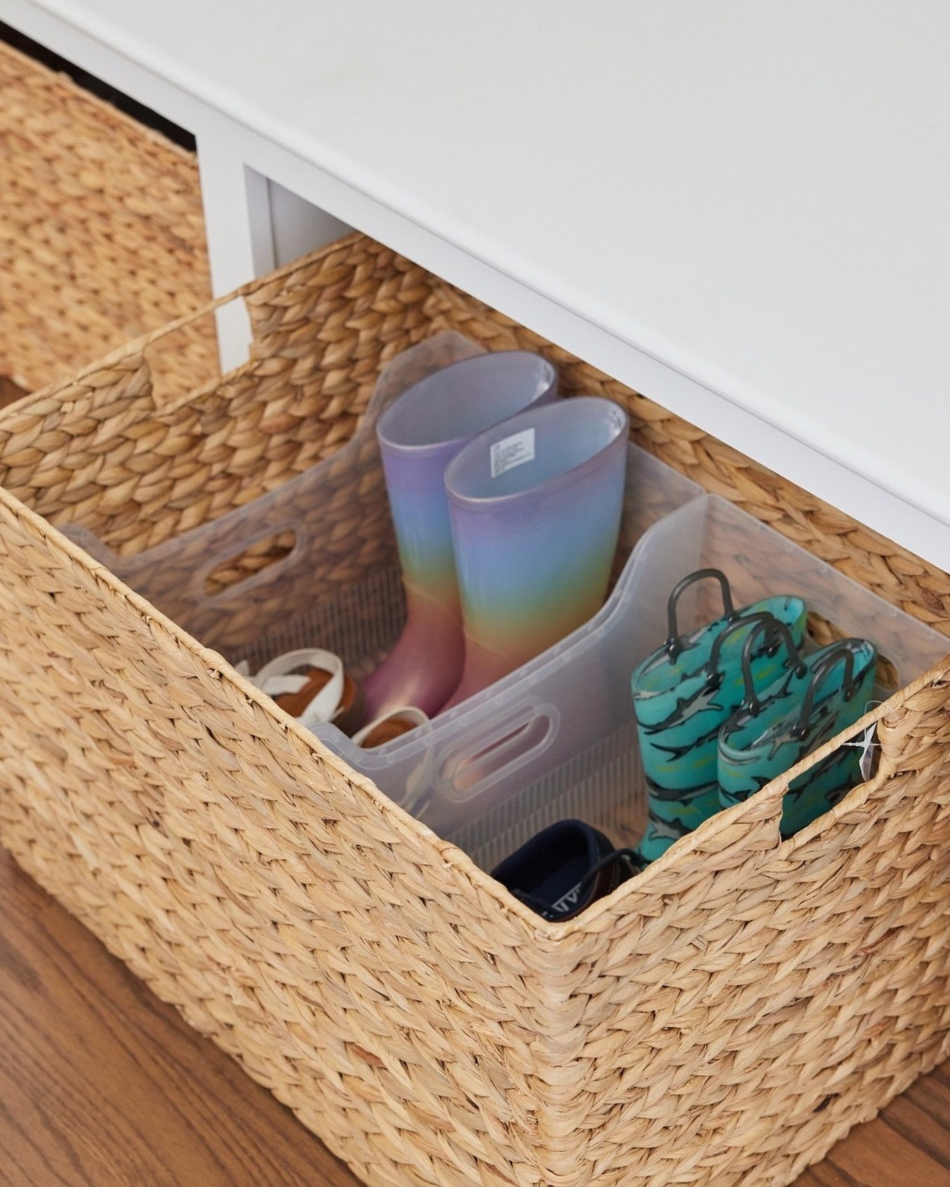 A clear bin inside a basket keeps your large baskets clean and mud-free this time of year ☔️

#mudroomorganization #mudroomstorage #professionalorganizer