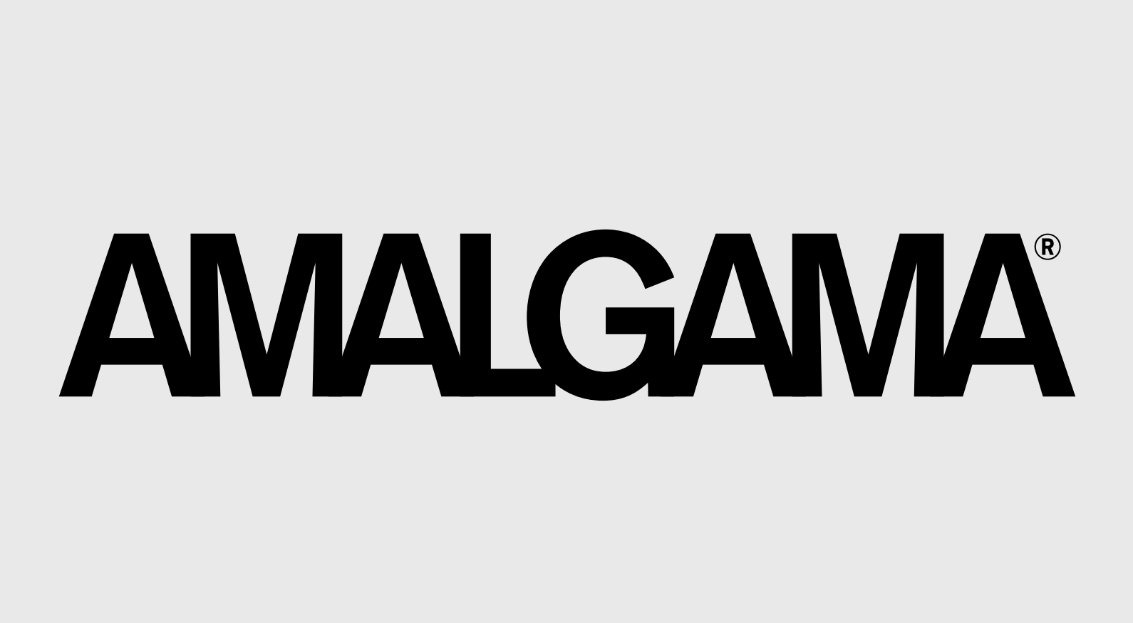 Logotipo en colores negro y gris que dice AMACGAMA