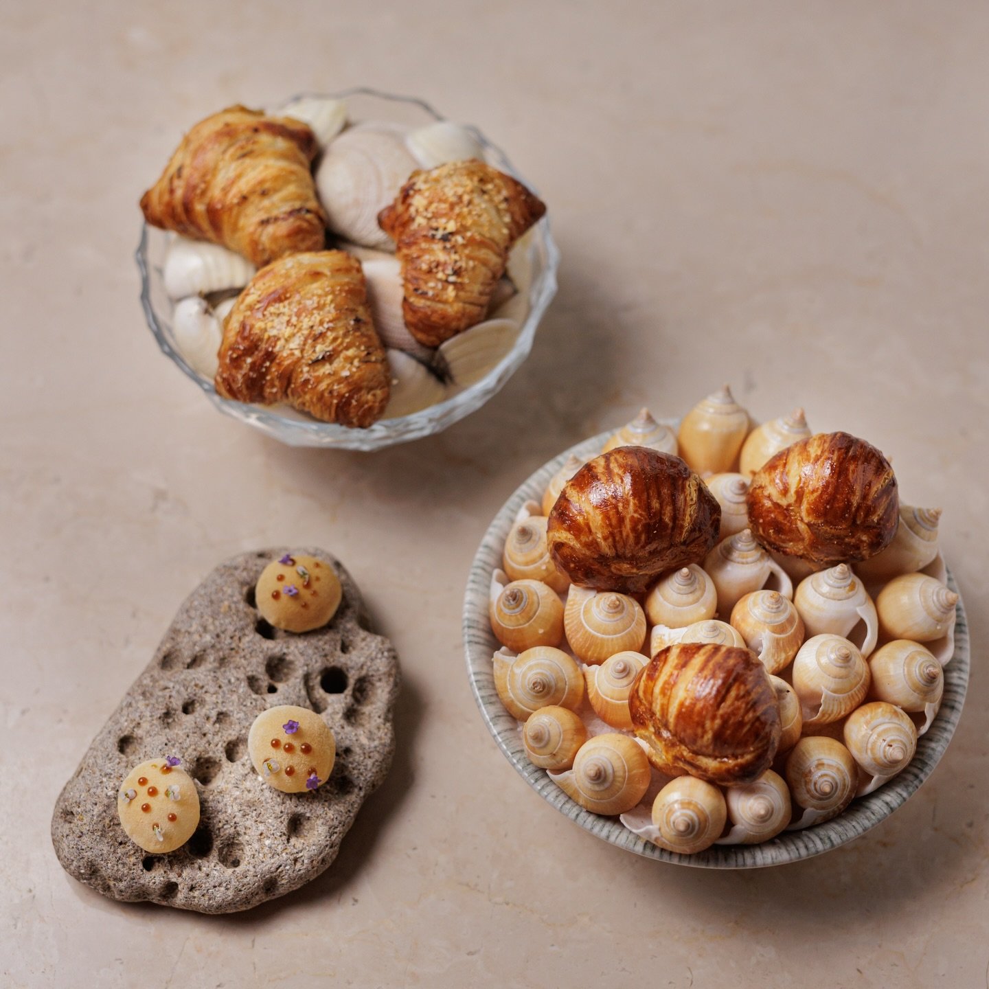 Finales primavera 25&rsquo; 

Medialunas de anchoas, sfogliatella  de almejas, galletas Marinera y crudo d pescado, pieles crujientes de mar, el atlantico de foco y los apuntes, el mar y el cruce con el r&iacute;o, chernias maduradas para la cena y b