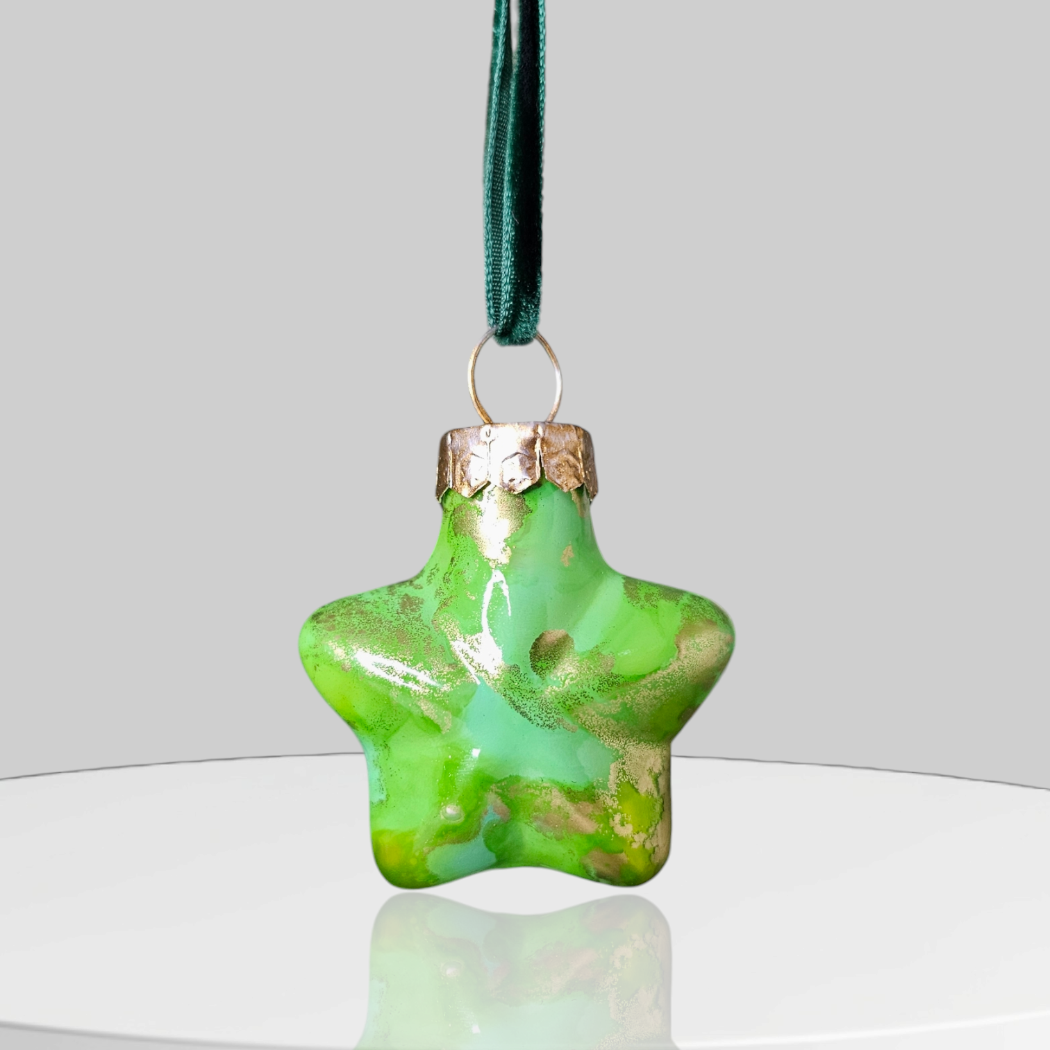Grinch Loves Christmas mini glass baubles.png