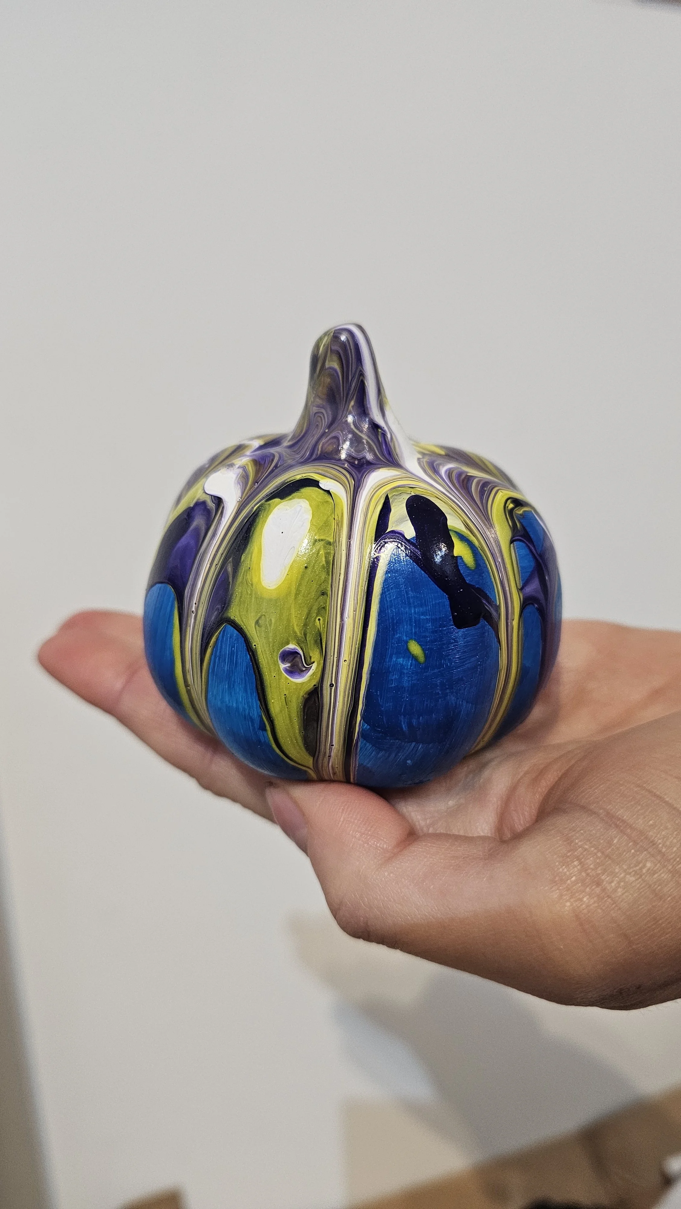 mini pumpkin paint pouring workshop for kids