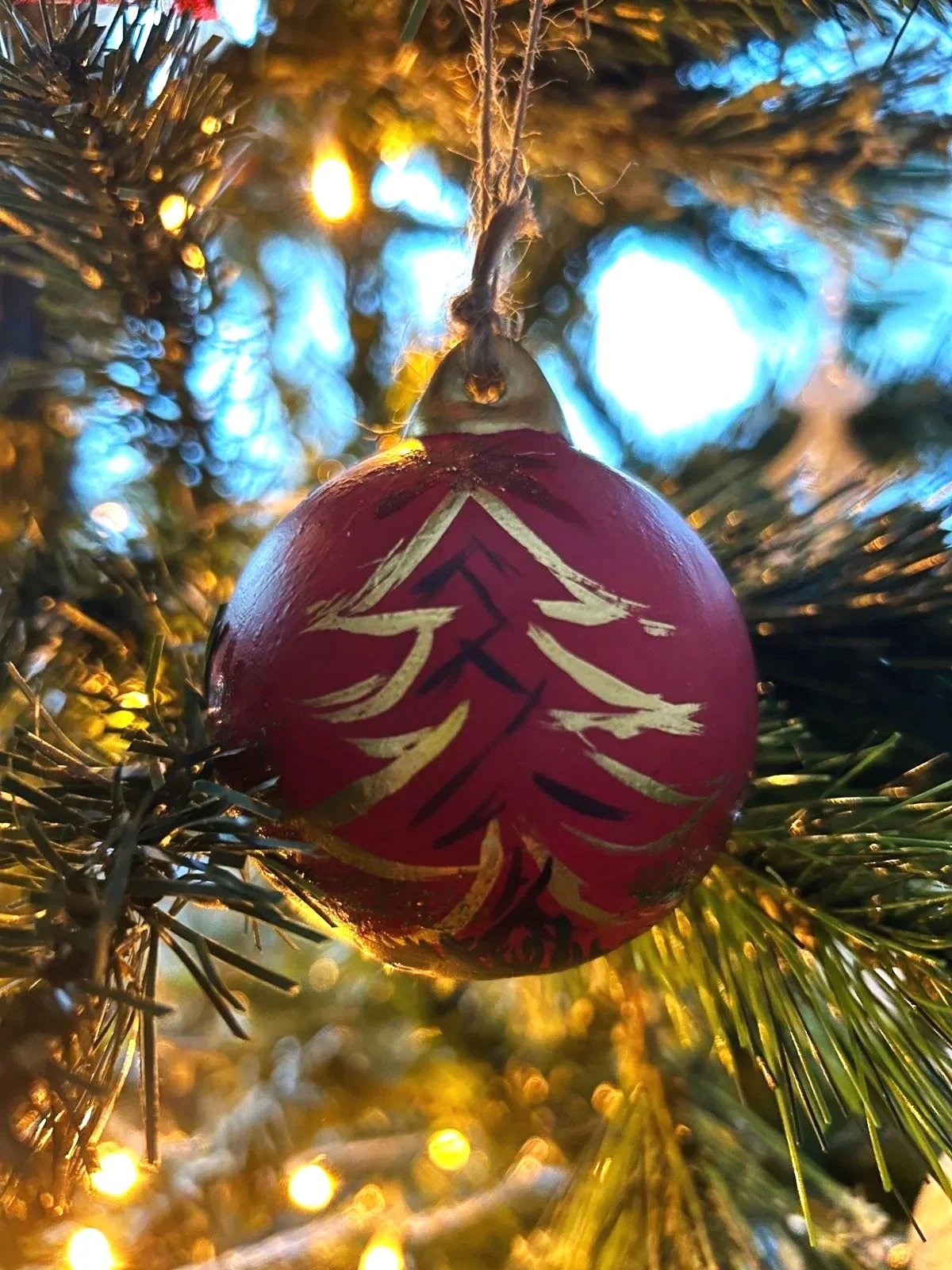 Christmas+bauble+on+tree.jpg