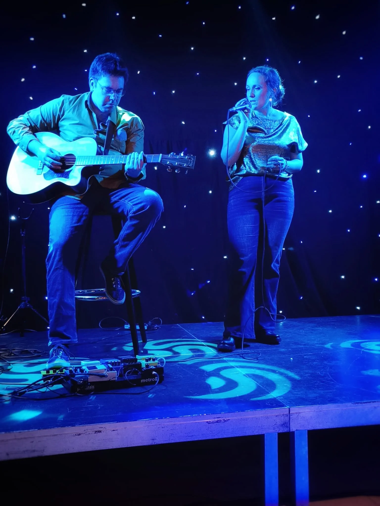 Maud et Jérôme du duo Les Gémaux en concert acoustique