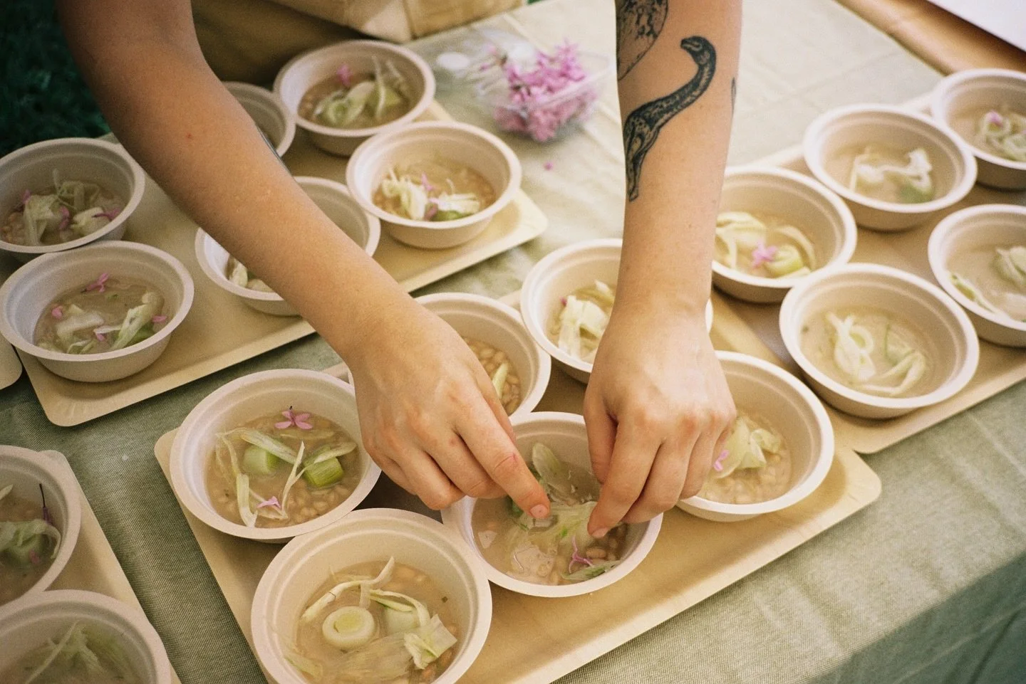 POP UP &ldquo;OR&Iacute;GENES&rdquo;
.
Recuerdos de un d&iacute;a inolvidable en el @veganfestofficial dando de comer a 200 personas en un entorno &uacute;nico.
.
Gracias a todos los que nos acompa&ntilde;asteis.