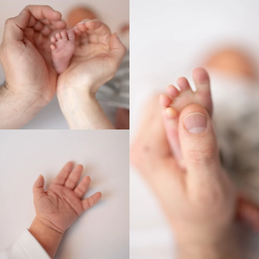 Tiny hands &amp; tiny feet 🥹 
2 Wochen altes Baby 🩵

&mdash;

Manitos y piecitos peque&ntilde;itos 🥹
Beb&eacute; de 2 semanas 🩵

#neugeborenenfotografie #m&uuml;hldorf #m&uuml;hldorfaminn #fotografinm&uuml;hldorf