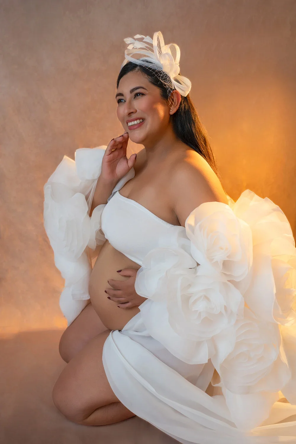 babybauch-shooting-sitzende-frau.webp