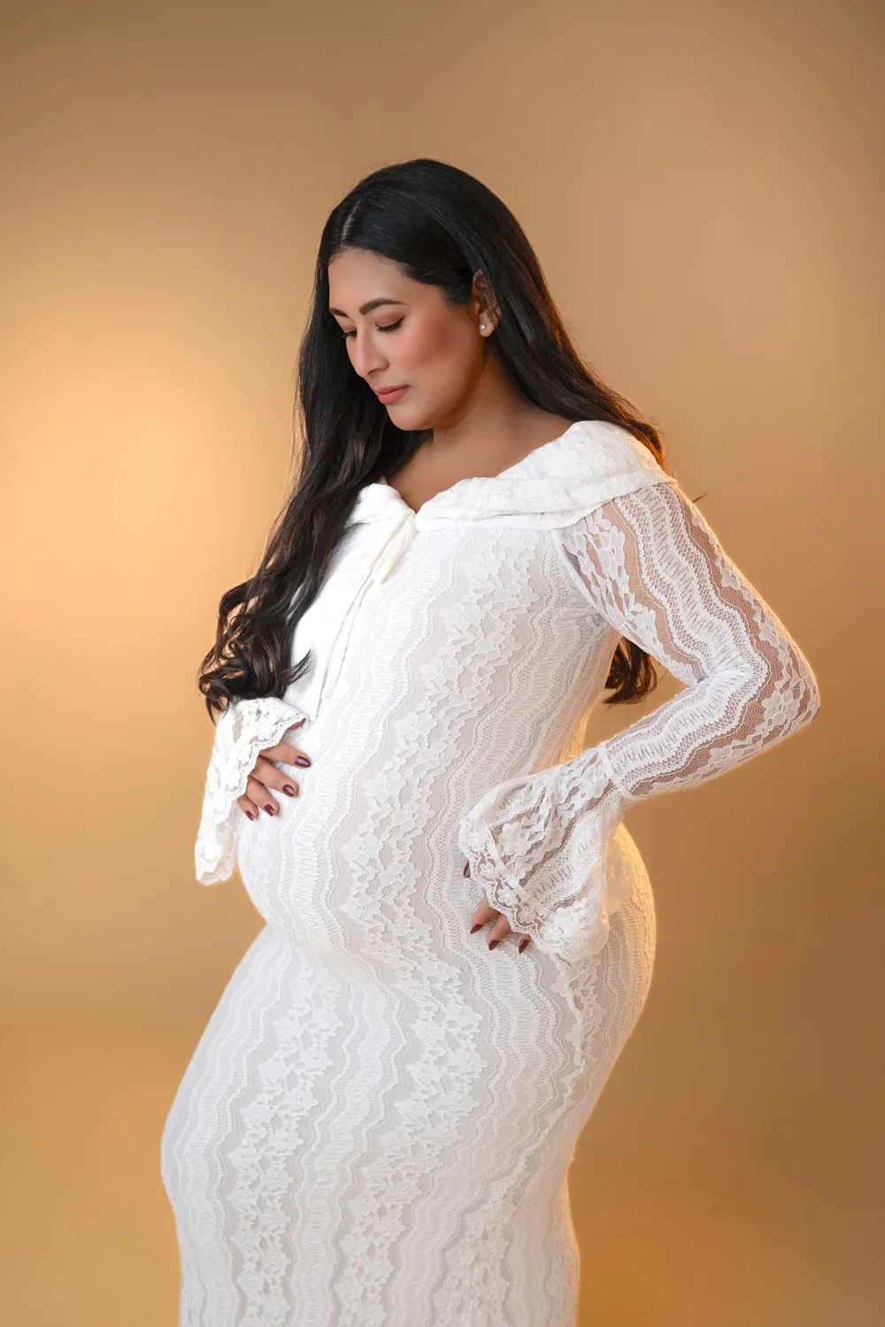 babybauch-shooting-weisses-spitzenkleid.webp
