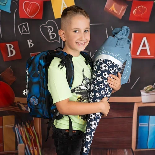 Junge mit Schulranzen hält seine Schultüte vor einer bunten Schulanfangskulisse.