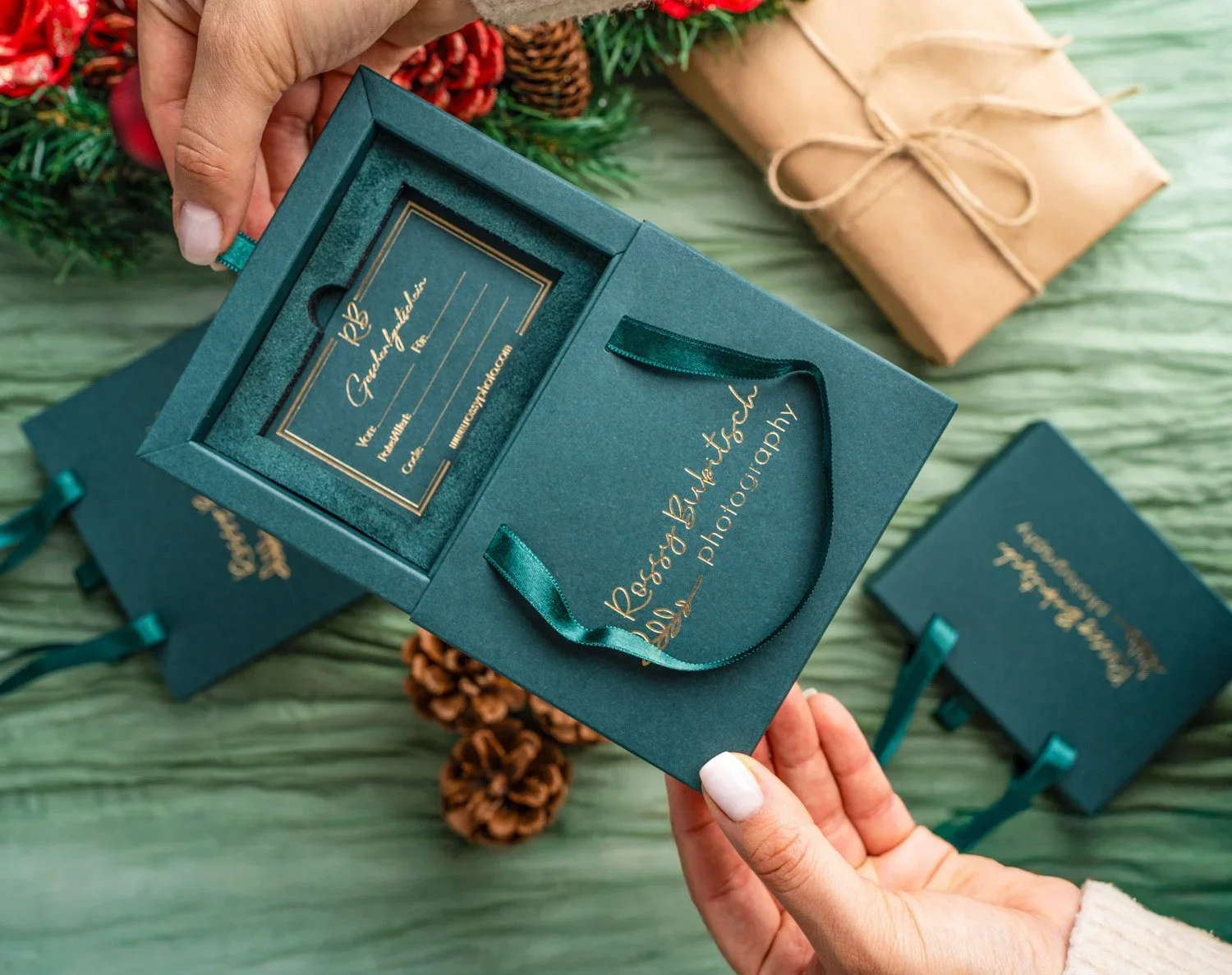 Eleganter Fotoshooting-Gutschein liegt in einer dunkelgrünen Geschenkbox mit goldener Schrift.