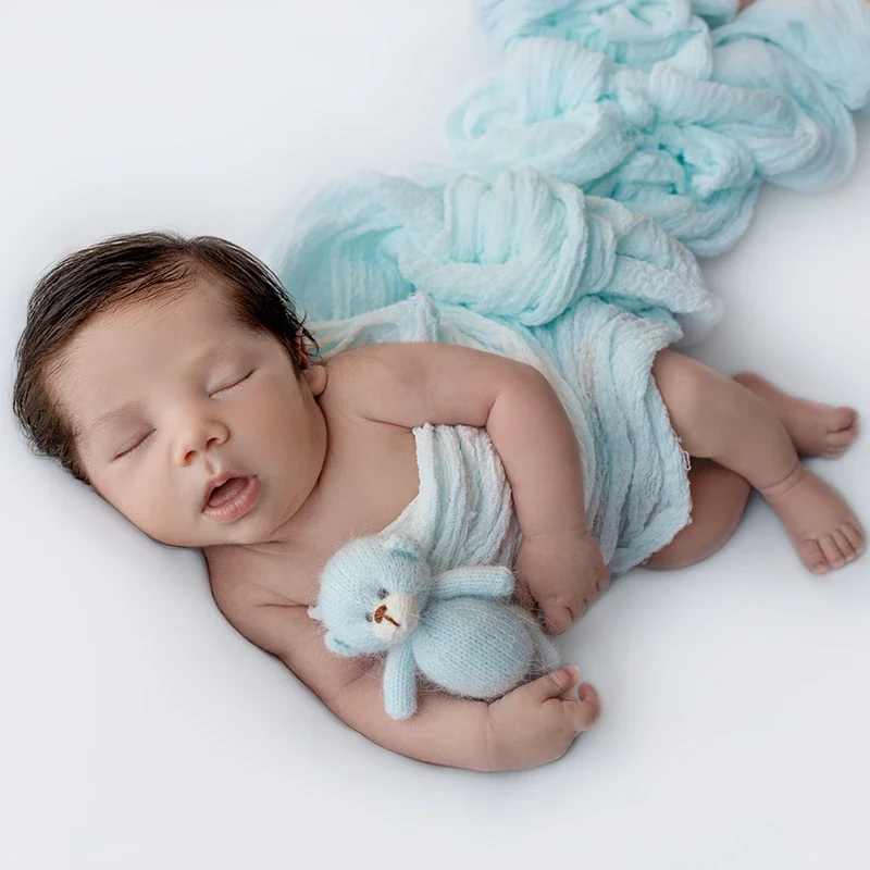 newborn-shooting-baby-blaue-decke.webp