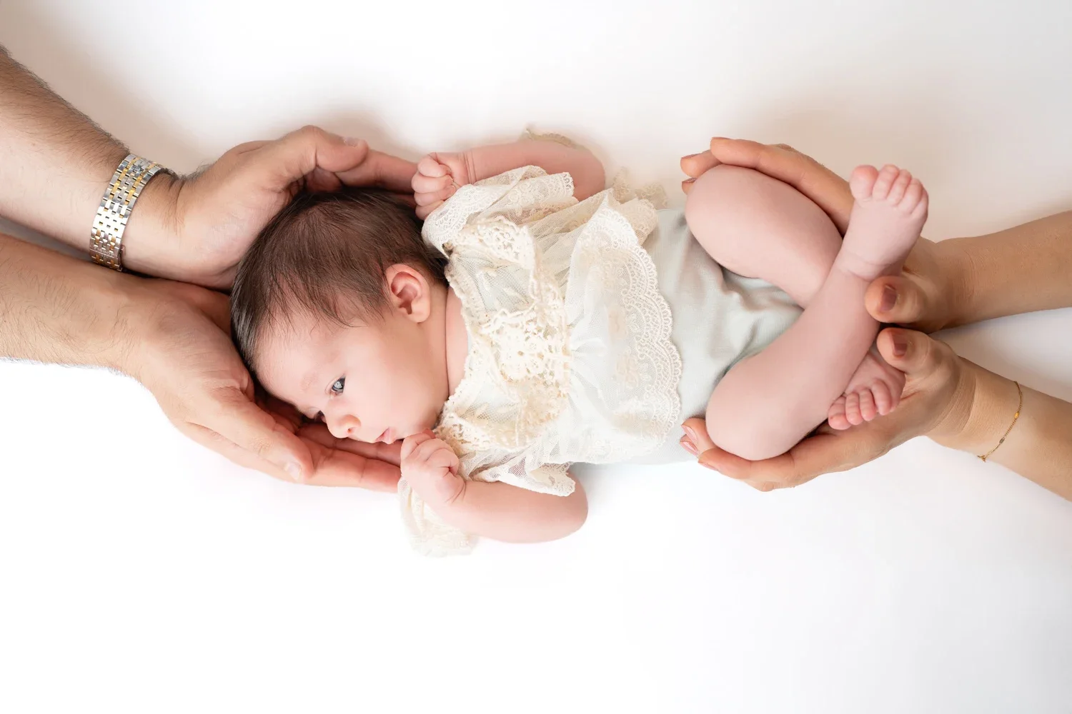 newborn-shooting-baby-elternhaende.webp