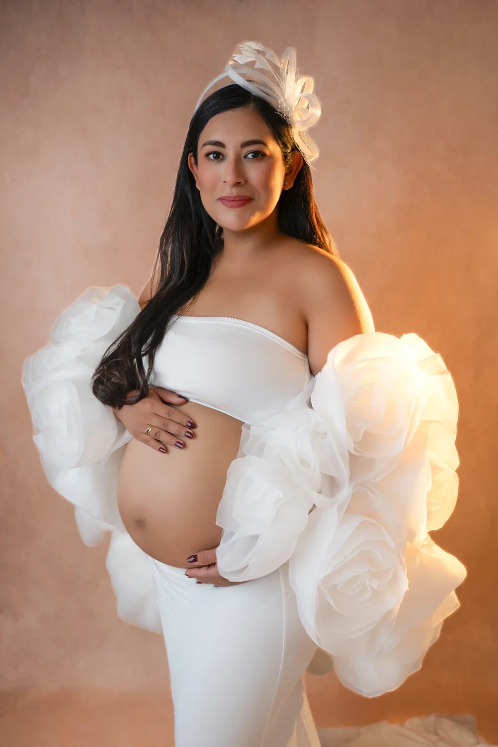 babybauch-shooting-weisse-blumen.webp
