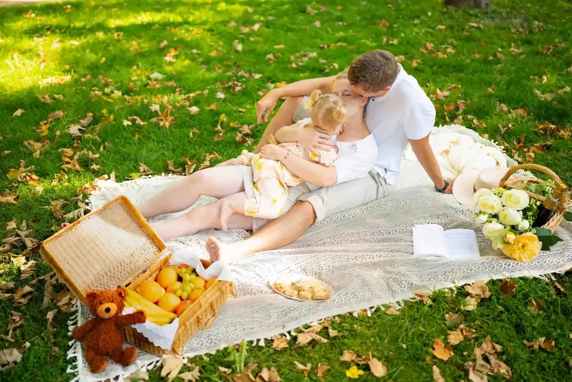 Familienfotoshooting bei einem Picknick im Grünen.