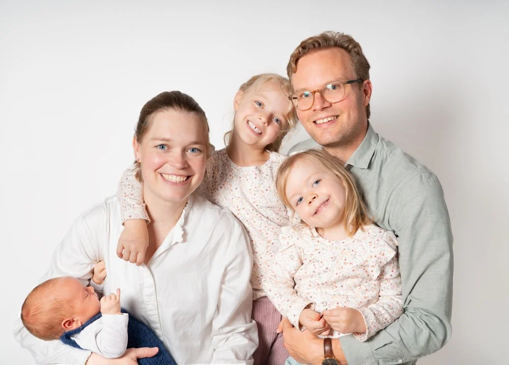 Natürliche Familienportraits mit Eltern und Kindern.