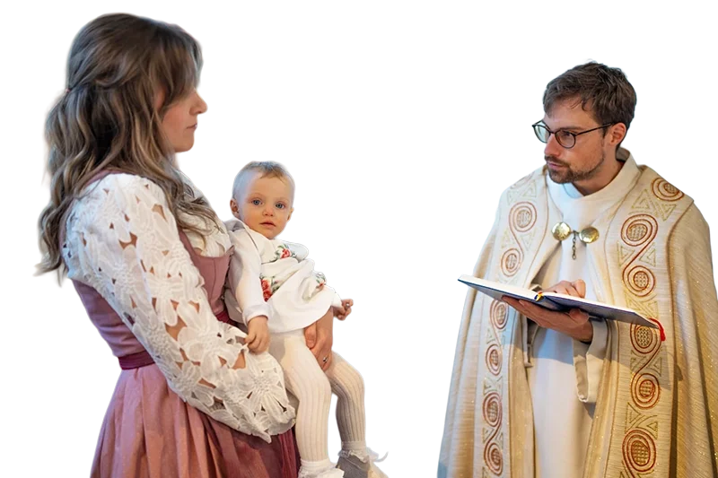 Mutter hält ihr Kind während einer Taufe neben dem Pfarrer.
