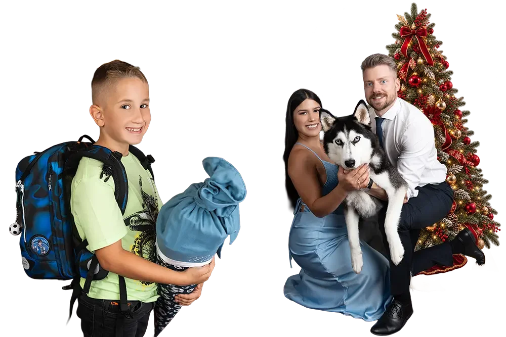 Junge mit Schulranzen und Schultüte neben einem Paar mit Husky vor einem Weihnachtsbaum.
